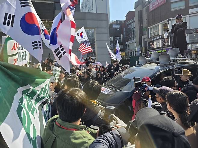26일 오전 서울 서대문구 이화여대 정문 앞에서 윤석열 대통령 탄핵 반대 쪽 집회 참가자들이 모여 들었다. 김가윤 기자