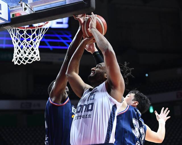 부산 케이씨씨(KCC) 캐디 라렌(왼쪽)과 이승현(오른쪽)이 고양 소노 앨런 윌리엄스의 슛을 막고 있다. 한국농구연맹 제공
