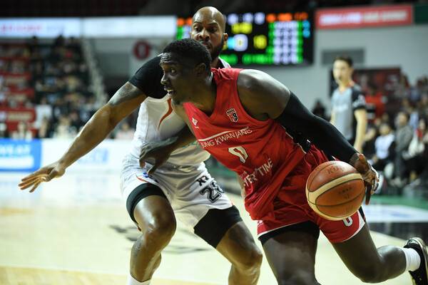 안양 정관장 조니 오브라이언트(오른쪽)이 수원 케이티(KT) 이스마엘 로메로를 제치고 돌파하고 있다. 한국농구연맹 제공