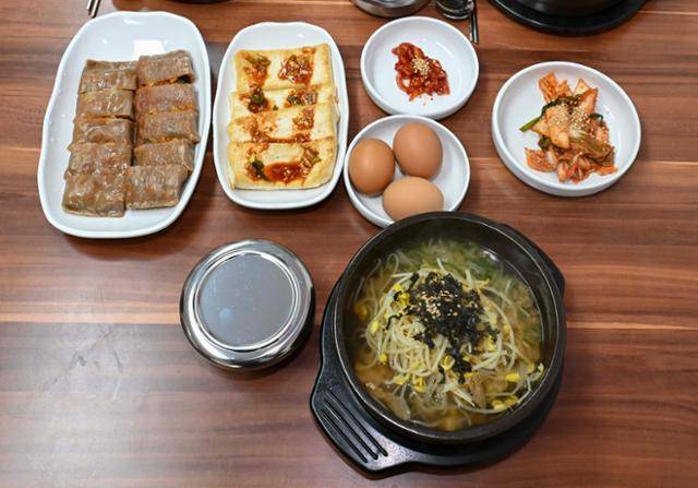 서울 성북구 할매정국밥집의 국밥 한 상. 콩나물국밥(따로국밥)은 한 그릇에 8,000원이고, 65세 이상은 500원을 할인한다. 강예진 기자