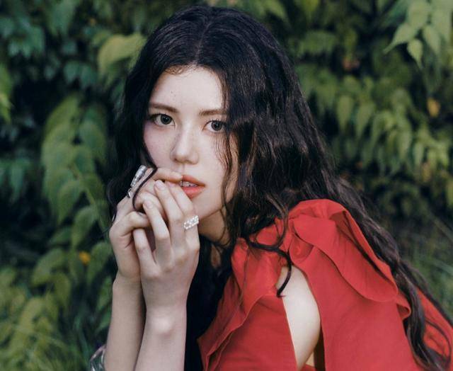 그룹 뉴진스 다니엘의 친언니인 싱어송라이터 올리비아 마쉬(Olivia Marsh) 측이 신곡 '백시트'의 유사성 논란과 관련해 "표절을 인정한 것이 아니라 유사성을 인정하고 원작자의 권리를 인정한 것"이라고 밝혔다. 엠플리파이 제공