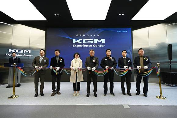 KGM 곽재선 회장(가운데)과 임직원들이 지난 25일 열린 'KGM 익스피리언스 센터 강남' 개관식에서 오픈 기념 테이프 커팅식을 진행하고 있다. [사진=KG모빌리티]