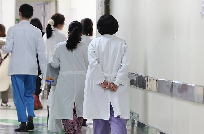 서울의 한 대학병원에서 의료진이 이동하고 있다. 연합뉴스