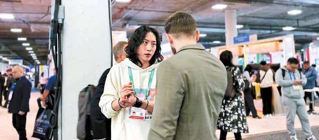 건국대 교내 스타트업 및 ‘KU: 슈퍼 루키 글로벌’ 프로그램 참여 학생들이 지난 1월 미국에서 열린 ‘CES 2025 서울통합관’에 참여했다. 사진은 기업 소개 중인 대학생 서포터즈의 모습.  [사진 건국대]