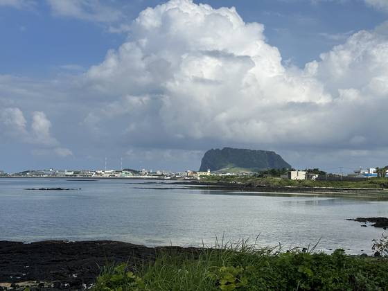 제주 서귀포시 성산읍 시흥리에서 바라본 성산일출봉. 최충일 기자