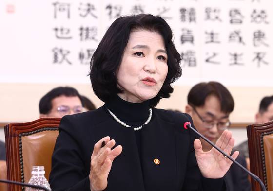 이진숙 방송통신위원장이 26일 오전 서울 여의도 국회에서 열린 법제사법위원회 전체회의에서 의원 질의에 답변하고 있다. 뉴스1
