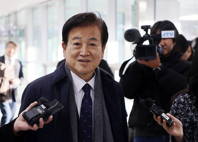 공직선거법 위반 혐의로 기소된 더불어민주당 정동영(전북 전주시병) 의원이 지난 1월 15일 재판받기 위해 전주지법 법정으로 향하고 있다. 연합뉴스