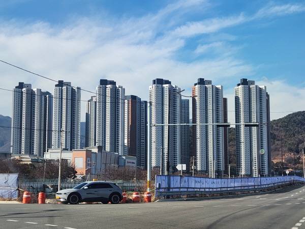 최근 완공돼 입주가 시작된 이엘주택조합아파트 전경. 박동필 기자