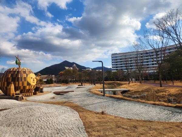 장유권 주민의 휴식처가 될 장유유통단지내 롯데 공원모습.  호수와 어린이놀이터, 산책로 등을 갖췄다. 박동필 기자