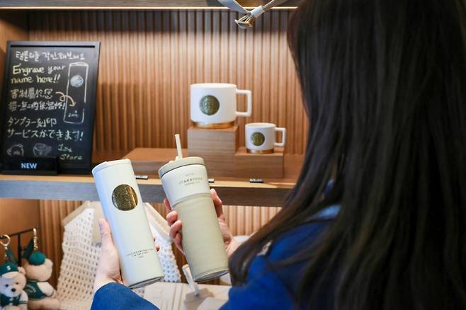 스타벅스 1호점인 이대점에서 국내 스타벅스 최초로 선보이는 개인 맞춤형 텀블러 각인 서비스. 스타벅스 제공