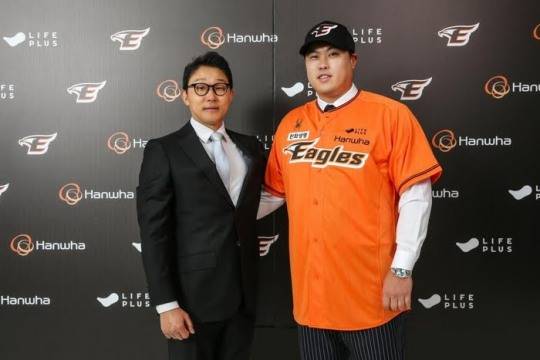 한화와 8년 계약한 류현진(오른쪽)