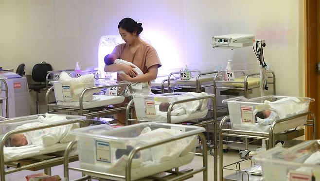 서울의 한 산부인과 신생아실에서 간호사들이 신생아들을 돌보고 있다.  [뉴시스]