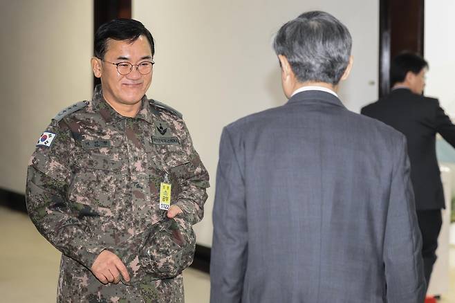여인형 전 국군방첩사령관(왼쪽)이 작년 12월 7일 서울 여의도 국회에서 열린 정보위원회 전체회의에 출석하고 있다. [연합]