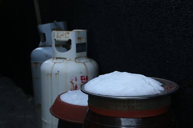 [서울=뉴시스] 여동준 기자 = 서울 최저기온이 영하 15도로 떨어진 동지인 22일 서울 서초구 방배동 남태령 전원마을 비닐하우스촌의 LPG 가스통과 장독대가 눈으로 덮여있는 모습. 202312.22. yeodj@newsis.com *재판매 및 DB 금지