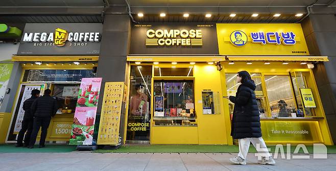 [서울=뉴시스] 황준선 기자 = 서울 시내 한 상가에 입점한 저가 커피 브랜드 매장들의 모습. 2025.02.04. hwang@newsis.com