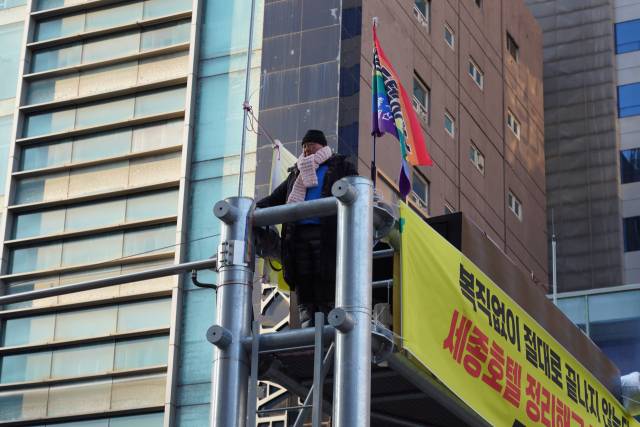 ▲ 고진수 세종호텔지부장이 서울 명동 세종호텔 앞 도로시설 구조물에서 고공농성을 하고 있다. ⓒ프레시안(최용락)