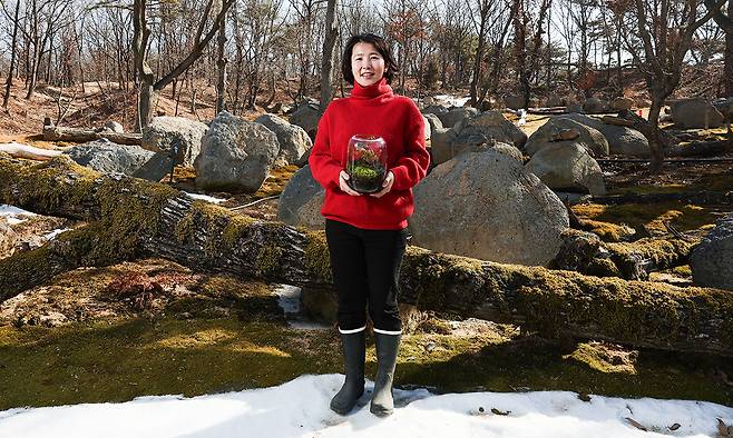 임미려 디엠지숲 대표가 지난 19일 경기 파주 디엠지숲에서 세계일보와 만나 테라리엄을 보여주고 있다. 파주=최상수 기자