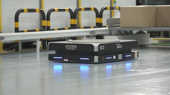 현대자동차와 삼성전자가 26일 ‘5G 특화망 레드캡’ 기술 실증에 성공했다고 밝힌 가운데 5G 특화망이 구축된 현대차 사업장에서 양산중인 자동물류로봇의 모습. 2025.2.26 현대차 제공