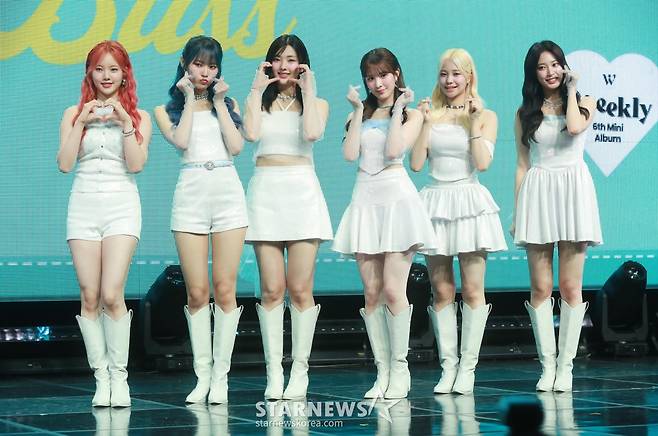 걸그룹 위클리(Weeekly)가 9일 서울 마포구 서교동 메세나폴리스 신한카드 SOL 페이 스퀘어 라이브홀에서 진행된 미니 6집 '블리스(Bliss)' 쇼케이스에서 포즈를 취하고 있다.  타이틀곡 '라이츠 온(LIGHTS ON)'은 여름의 열정과 시원한 에너지를 위클리만의 맑고 건강한 매력으로 풀어낸 노래다. /2024.07.09 /사진=이동훈
