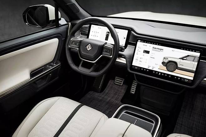 리비안 R1T R1S 캘리포니아 듄 에디션 실내