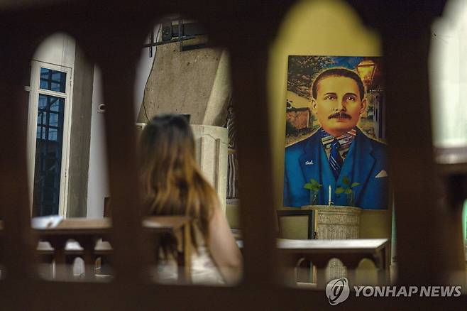 베네수엘라 마라카이보 지역 성당에 놓인 에르난데스 이미지 [마라카이보 EPA=연합뉴스. 재판매 및 DB 금지]