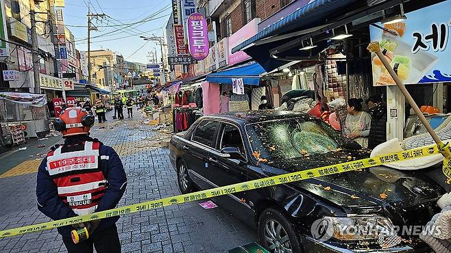 서울 목동 깨비시장에 승용차 돌진 교통사고 (서울=연합뉴스) 31일 오후 4시18분께 서울 양천구 목동 깨비시장에서 70대 남성이 모는 승용차가 돌진해 다수의 부상자가 발생했다. 2024.12.31 [독자 제공. 재판매 및 DB 금지] photo@yna.co.kr