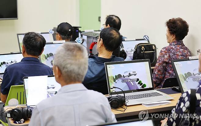 교통안전교육 받는 고령운전자들 (인천=연합뉴스) 임순석 기자 = 11일 오전 인천 남동구 도로교통공단 인천 운전면허시험장에서 어르신들이 고령 운전자 교통안전교육을 받고 있다. 2024.7.11 soonseok02@yna.co.kr