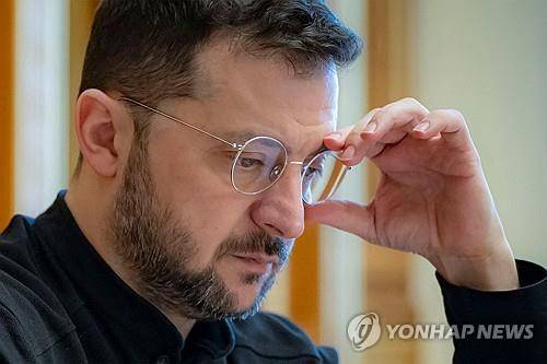 볼로디미르 젤렌스키 우크라이나 대통령 (키이우 AFP=연합뉴스) 4일(현지시간) 볼로디미르 젤렌스키 우크라이나 대통령이 키이우 집무실에서 앤서니 앨버니지 호주 총리와 통화하고 있다. 2025.2.4