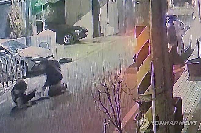 흉기난동범 공격에 쓰러지는 경찰 (광주=연합뉴스) 26일 오전 3시 10분께 광주 동구 금남로 한 골목에서 A경찰관이 50대 남성B씨가 휘두른 흉기에 찔려 쓰러지고 있다.
    A경찰은B씨를 제압하는 과정에서 총기를 사용했고, 실탄에 맞은 B씨는 대학병원으로 이송됐으나 오전 4시께 사망했다. 2025.2.26 [독자 제공. 재판매 및 DB 금지] in@yna.co.kr