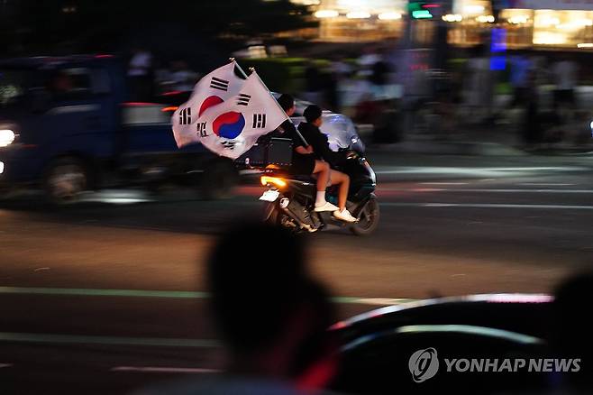 '또 왔구나' 지난해 8월 15일 새벽 천안시 쌍용동 일봉산사거리 일대가 오토바이 폭주족들로 어수선하다. [독자 제공. 재판매 및 DB 금지]