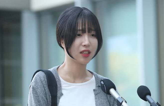 먹방 유튜버 ‘쯔양’(박정원)이 15일 경기 수원시 영통구 수원지방법원에서 입장 표명을 하고 있다. 쯔양은 이날 열린 공갈 등 혐의로 구속 기소된 유튜버 ‘구제역’(이준희)에 대한 공판에 직접 증인으로 출석할 예정이다. (사진=뉴스1)