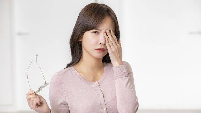 무심코 행한 습관 때문에 주름이 생길 수 있다 | 출처: 클립아트코리아