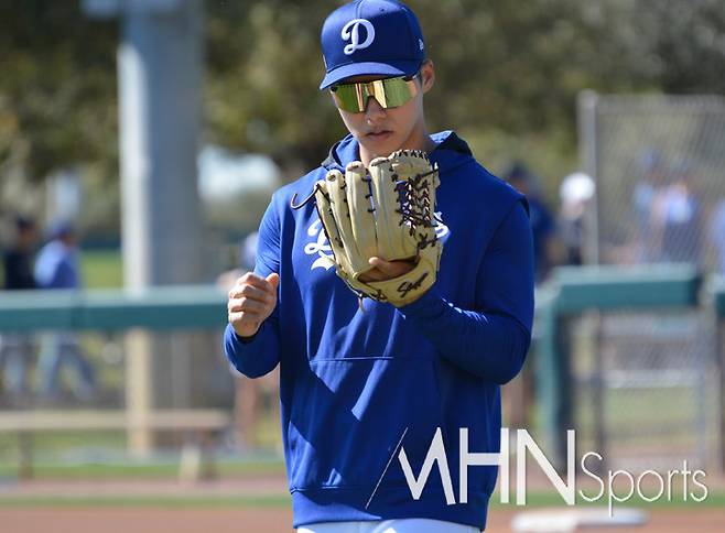 (다저스 김혜성이 27일 수비훈련 중 자신의 글러브 상태를 확인하고 있다)