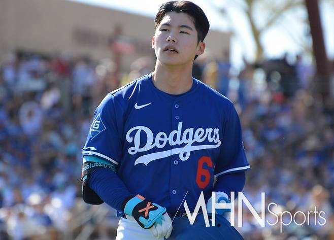 (타석에서 삼진을 당한 김혜성이 더그아웃으로 돌아오는 길에 아쉬운 표정을 짓고 있다)