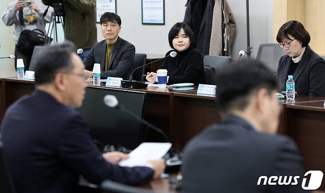 김미영 한국1형당뇨병환우회 대표(왼쪽 두번째)와 채창훈 이사(왼쪽)가 19일 오후 서울 서초구 건강보험심사평가원에서 열린 1형 당뇨 환자 단체 및 학회 간담회 중 박민수 보건복지부 2차관의 인사말을 듣고 있다. . 2024.1.19/뉴스1 ⓒ News1 장수영 기자