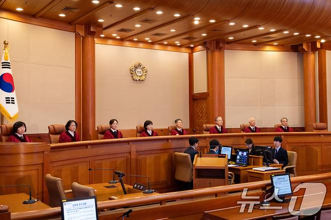 문형배 헌법재판소장 권한대행을 비롯한 헌법재판관들이 27일 서울 종로구 헌법재판소 대심판정에서 열린 마은혁 재판관 후보자 불임명 관련 권한쟁의심판 선고에 자리해 있다. (공동취재) 2025.2.27/뉴스1 ⓒ News1 김성진 기자