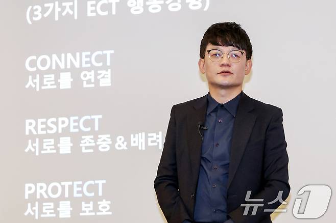 최광호 한국음악콘테츠협회 사무총장이 27일 오전 서울 서초구 JW메리어트호텔에서 열린 '음악산업의 공정한 권리 보호를 위한 음반제작사 기자회견'에서 주제 발표를 하고 있다. 대중음악 5개 단체는 이날 뉴진스의 사례를 들어 전속계약이 유지된 상태에서 벌어지는 분쟁이 K-팝 산업의 안정성을 흔드는 요소로 작용하고 있다며 무분별한 여론전 중단 및 국회와 정부에 정책 지원을 촉구했다. 2025.2.27/뉴스1 ⓒ News1 민경석 기자