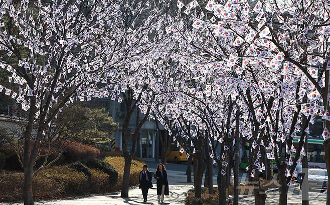 3.1절을 이틀 앞둔 27일 오후 서울 용산구 효창공원에 태극기 거리가 조성돼 있다. 2025.2.27/뉴스1 ⓒ News1 김도우 기자