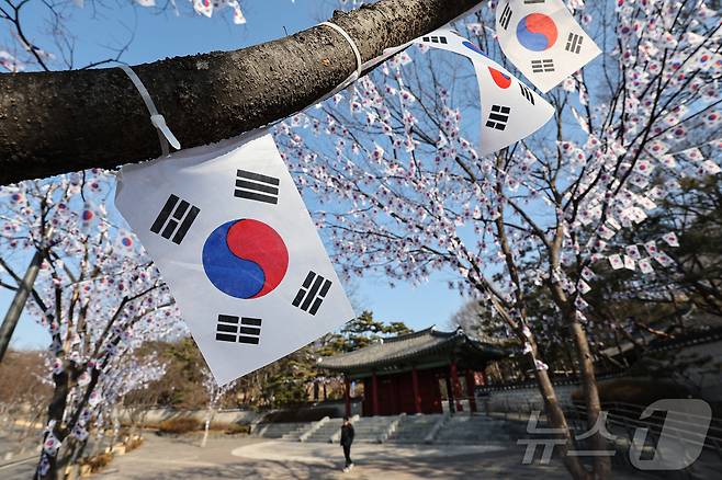 3.1절을 이틀 앞둔 27일 오후 서울 용산구 효창공원에 태극기 거리가 조성돼 있다. 2025.2.27/뉴스1 ⓒ News1 김도우 기자