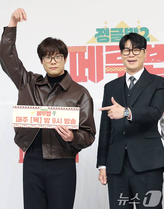 배우 최다니엘과 최현석 셰프(오른쪽)가 27일 서울 양천구 목동 SBS에서 열린 예능 ‘정글밥2 - 페루밥, 카리브밥’ 제작발표회에서 포즈를 취하고 있다. ‘정글밥2 - 페루밥’은 류수영, 최현석, 김옥빈, 최다니엘이 정글 현지에서만 구할 수 있는 식재료로 현지인과 교류하며 요리해 먹는 이야기를 담은 프로그램이다. 2025.2.27/뉴스1 ⓒ News1 권현진 기자