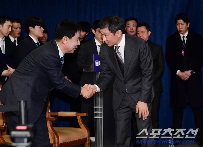 26일 서울 신문로 축구협회회관에서 제 55대 대한축구협회장 선거가 열렸다. 정몽규 회장이 4선 연임에 성공했다. 신문선 후보의 축하를 받고 있는 정몽규 회장. 신문로=송정헌 기자songs@sportschosun.com/2025.02.26/