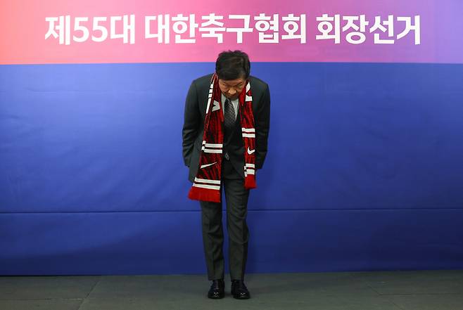 4연임 성공, 인사하는 정몽규 축구협회장

    (서울=연합뉴스) 서대연 기자 = 대한축구협회장 4연임에 성공한 정몽규 회장이 26일 서울 종로구 축구회관에서 열린 제55대 대한축구협회 회장 선거에서 당선이 확정된 뒤 인사하고 있다. 2025.2.26