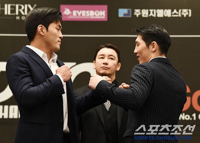 굽네 로드FC 공식 기자회견이 26일 오후 서울 서대문구 스위스 그랜드 호텔에서 열렸다. 기자회견에는 윤형빈, 벤쯔, 태인, 세키노 타이세이, 황인수, 임동환, 이정현, 고동혁, 박시원, 난딘에르덴이 참석했다. 박시원(왼쪽)과 난딘에르덴이 정문홍 대표 앞에서 포즈 취하고 있다. 정재근 기자 cjg@sportschosun.com/2025.2.26/