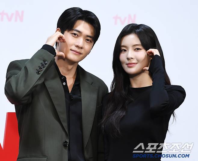 tvN 토일드라마 '감자연구소' 제작발표회가 27일 오후 서울 신도림 라마다호텔에서 열렸다. 강태오와 이선빈이 포즈 취하고 있다. 정재근 기자 cjg@sportschosun.com/2025.2.26/