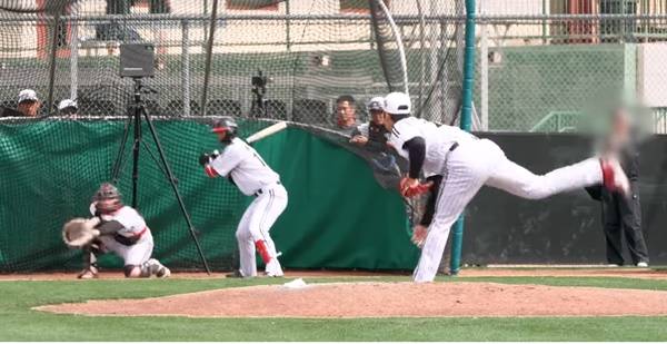 커브를 던지는 우강훈. ⓒ유튜브 채널 LGTWINSTV