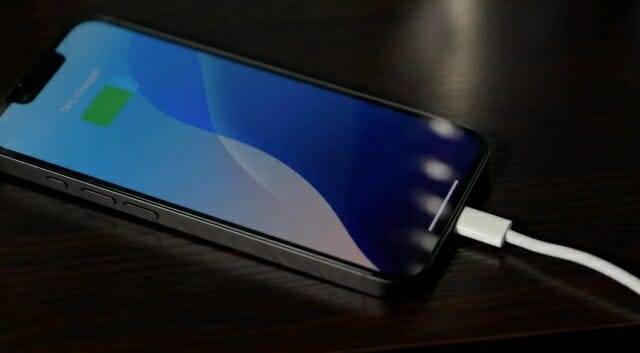 USB-C로 아이폰16e를 충전하는 모습 (사진=씨넷)