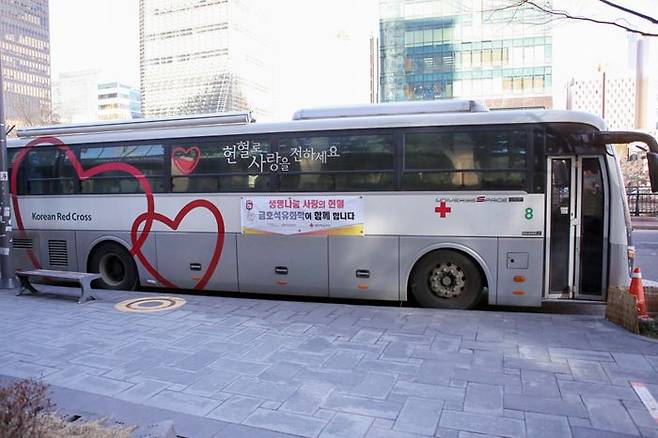 금호석유화학 헌혈 버스. ⓒ금호석유화학