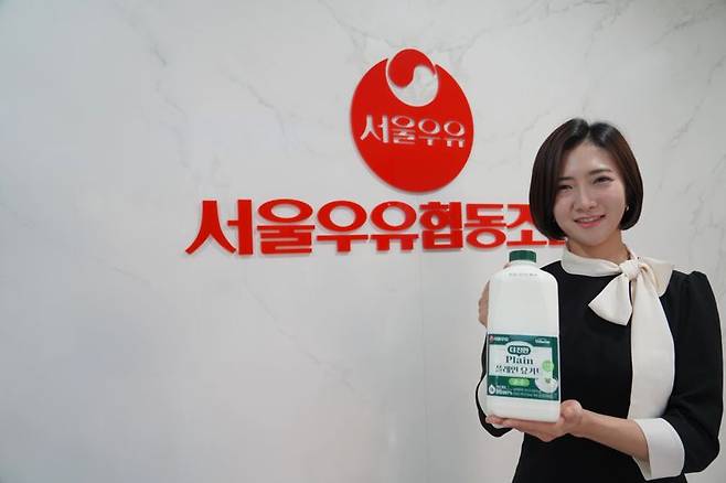 박지선 서울우유협동조합 마케터(과장)가 제품 기획에 참여한 '더진한 플레인 요거트 순수' 제품을 들고 포즈를 취하고 있다. 서울우유 제공