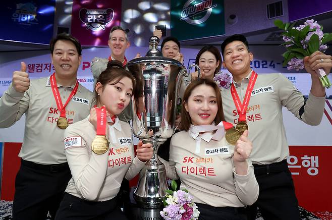 강동궁과 강지은 등 SK렌터카 선수들이 27일 경기도 고양시 킨텍스 PBA 스타디움에서 열린 2024~2025 웰컴저축은행 팀리그 파이널에서 우승한 뒤 기뻐하고 있다. PBA 제공