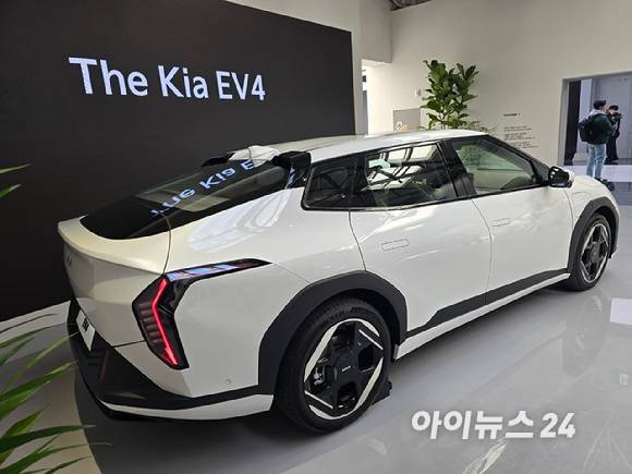 기아 'EV4' 후측면. [사진=김종성 기자]